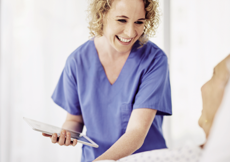 infirmière souriante avec tablette