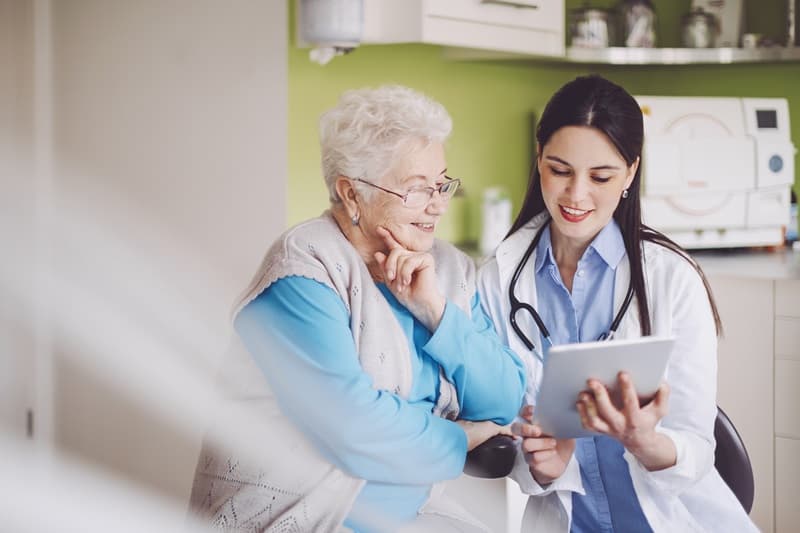 une dame âgée avec son médecin